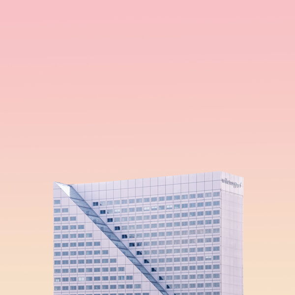 Moderne Architektur vor orangem Himmel
