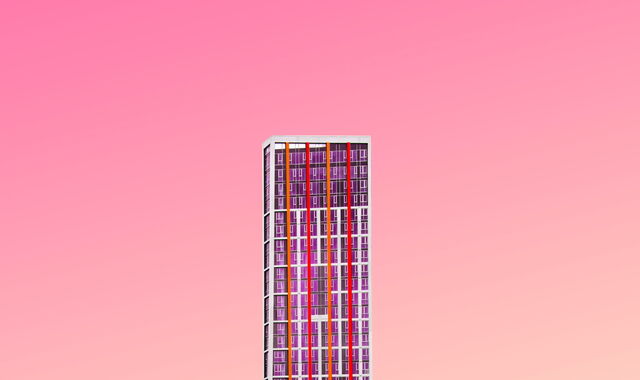 Moderne Architektur vor pinkem Himmel